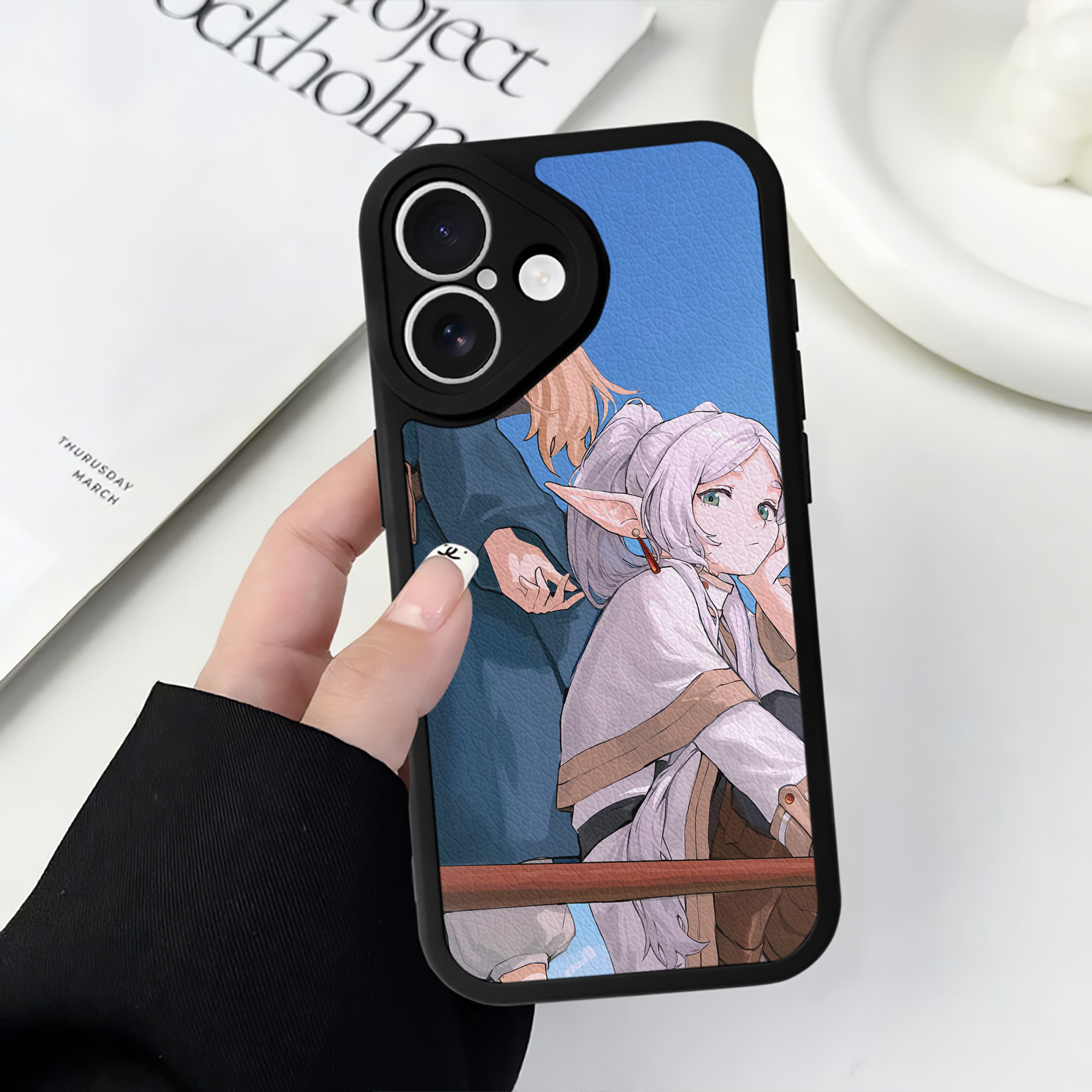 （画像用） 葬送のフリーレン Frieren 【iPhone 16シリーズ対応】シリコンスマホケース（レザー調） 材質：シリコン